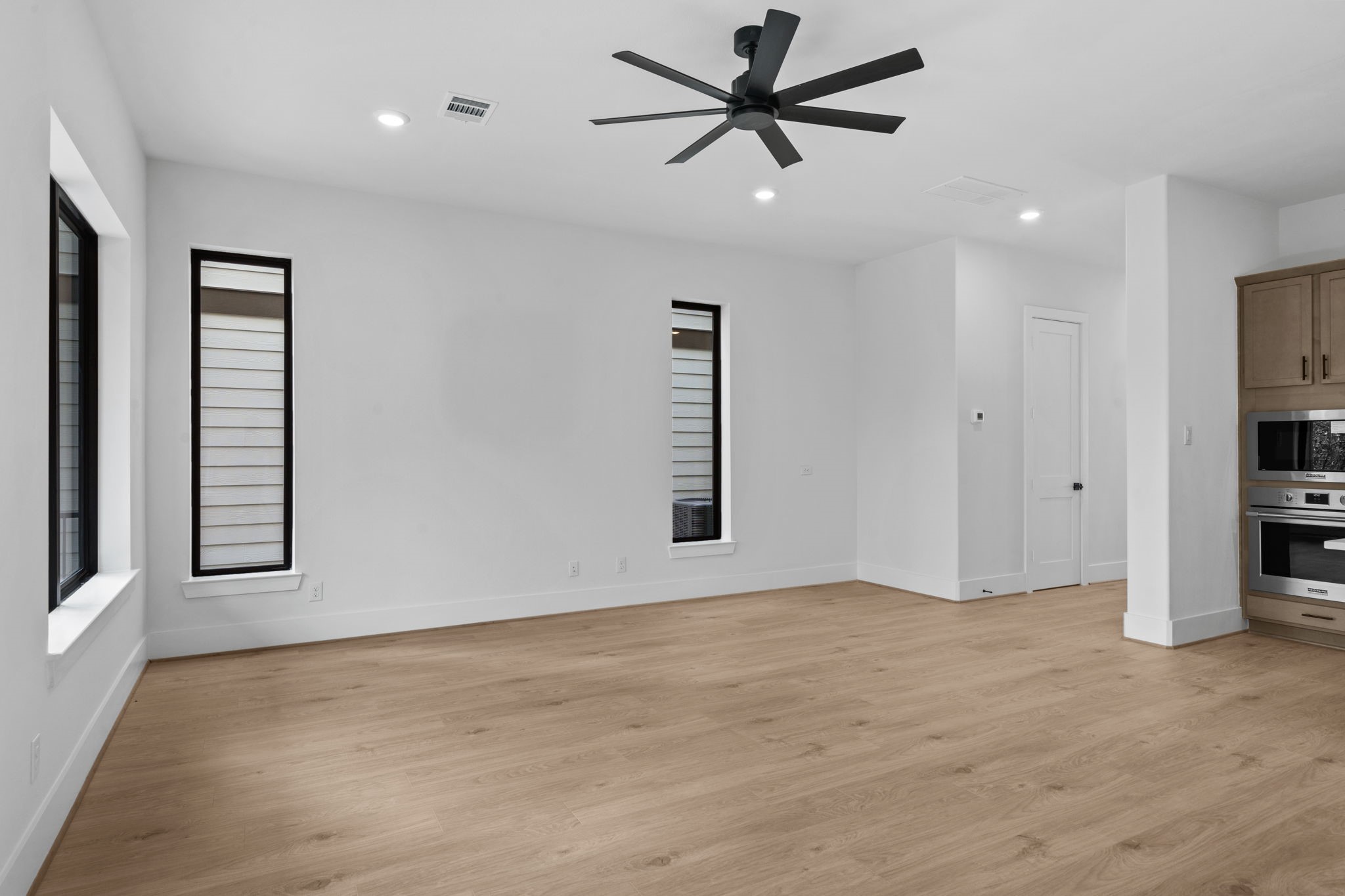 318 Terra Reserve Place Houston, TX 77079 - Photo 14 of 36 an empty room with closet and windows