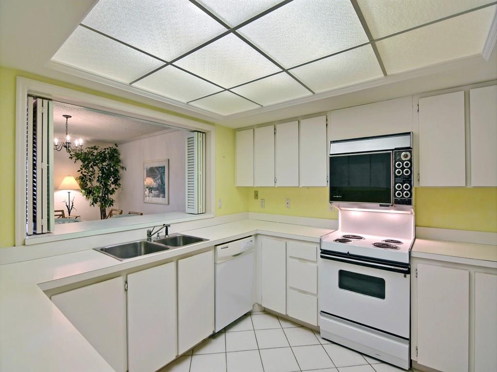1880 Bay Road, Unit 220I Vero Beach, FL 32963 - Photo 13 of 28