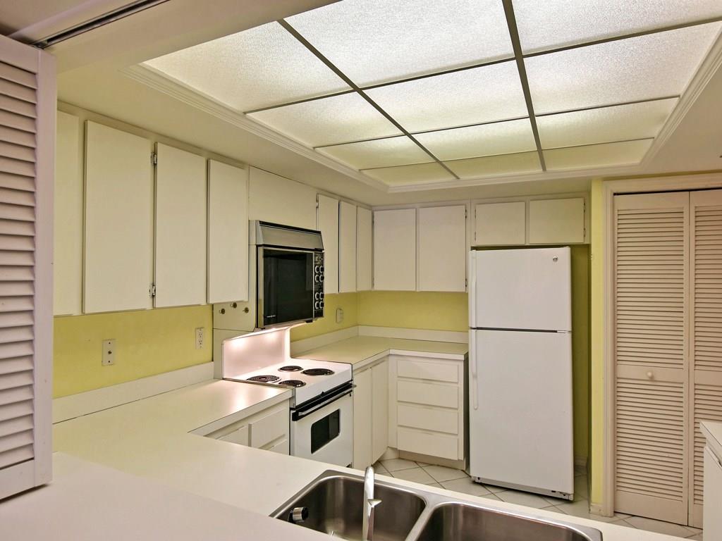 1880 Bay Road, Unit 220I Vero Beach, FL 32963 - Photo 14 of 28