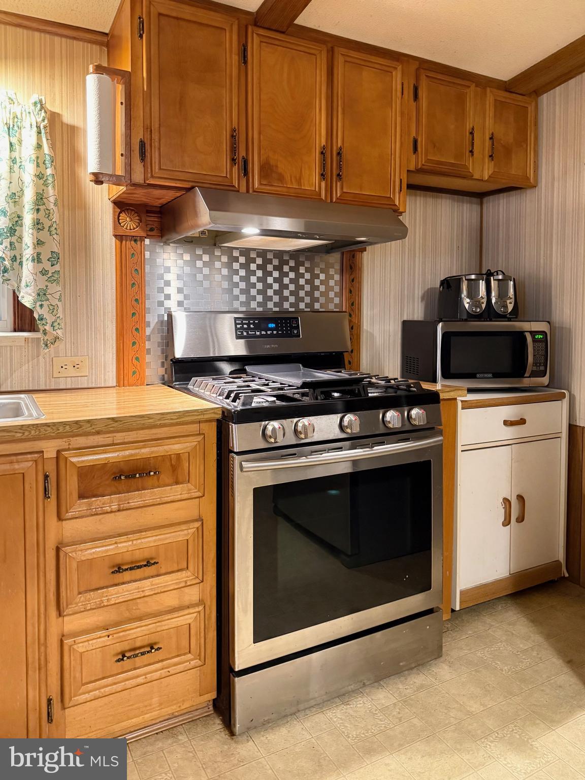 34652 Nottingham Way Frankford, DE 19945 - Photo 10 of 42 Gas Range & Range Hood + Microwave