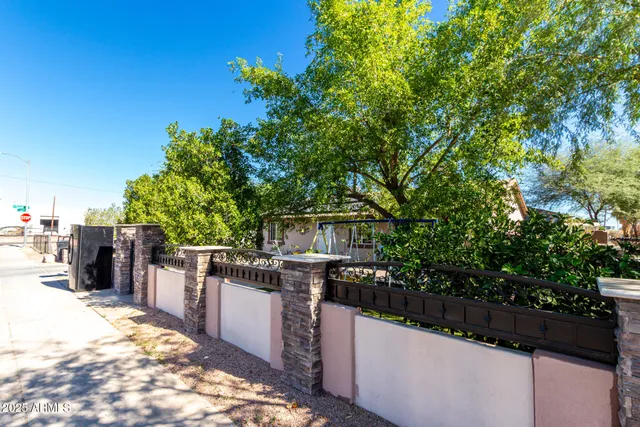 a view of a dinning table and chairs in the patio