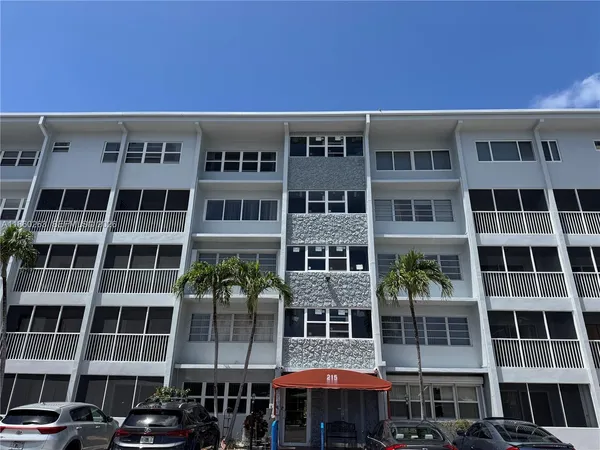 $1,800 | 215 Southeast 3rd Avenue, Unit 305A, Hallandale Beach, FL 33009