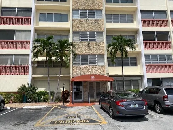 $1,800 | 215 Southeast 3rd Avenue, Unit 305A, Hallandale Beach, FL 33009