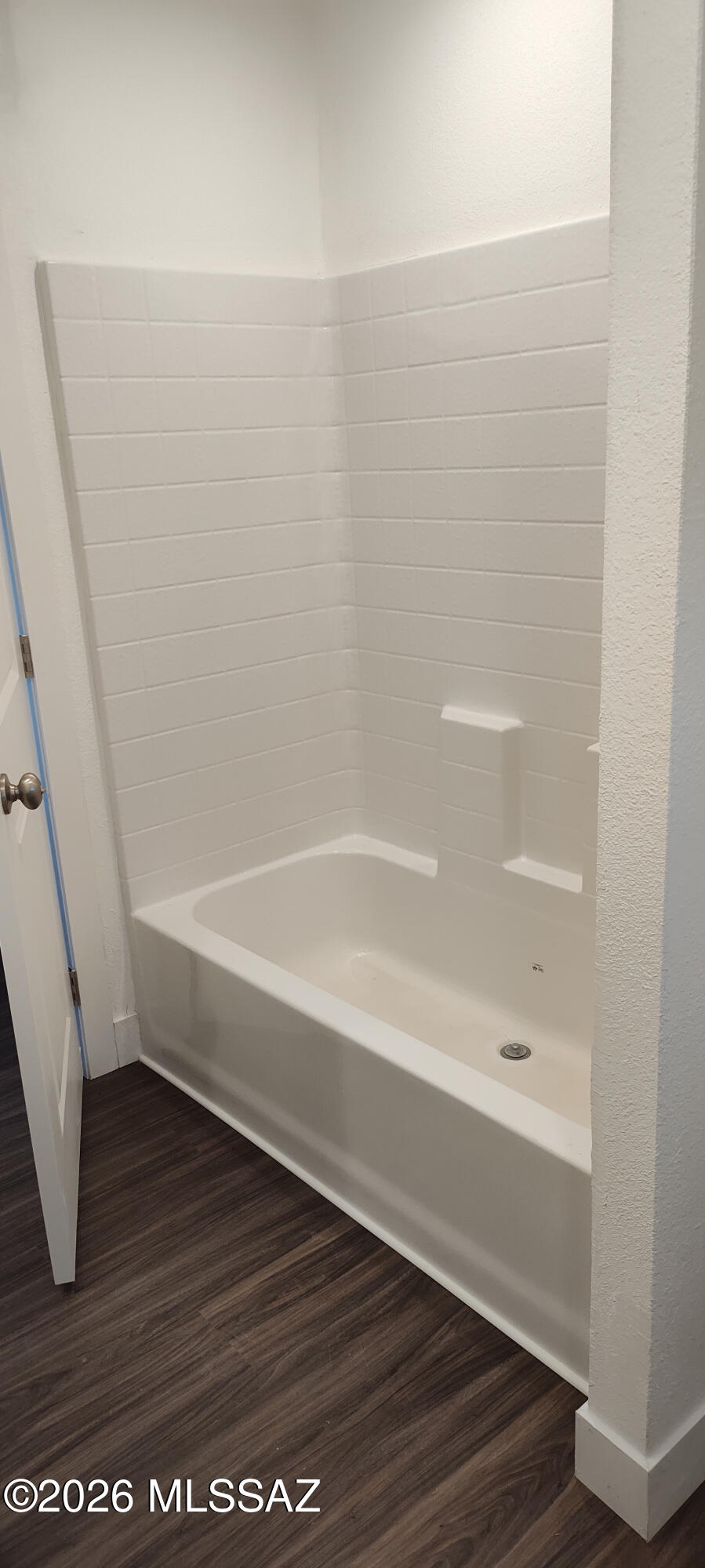 18565 West McClean Road Marana, AZ 85653 - Photo 31 of 37 a bathroom with a bathtub
