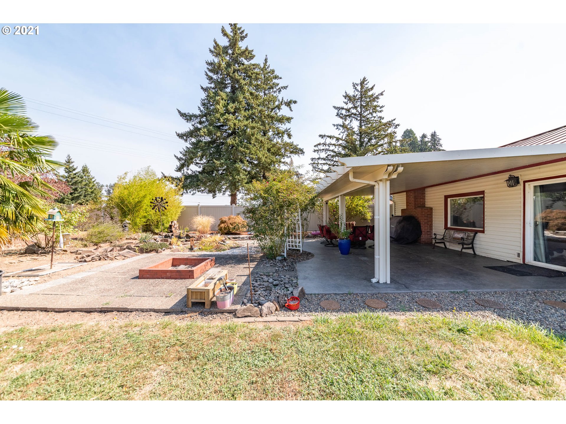 38383 Dexter Road Dexter, OR 97431 - Photo 20 of 32 a view of a house with backyard and trees