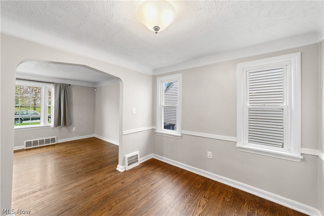 4955 Farnhurst Road Cleveland, OH 44124 - Photo 6 of 30