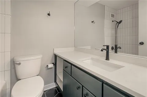 $304,950 | 4550 Warwick Boulevard, Unit 210211, Kansas City, MO 64111