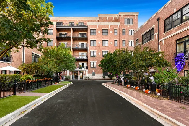 $360,000 | 2811 North Bell Avenue, Unit 403, Chicago, IL 60618