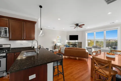 $359,000 | 2811 North Bell Avenue, Unit 403, Chicago, IL 60618