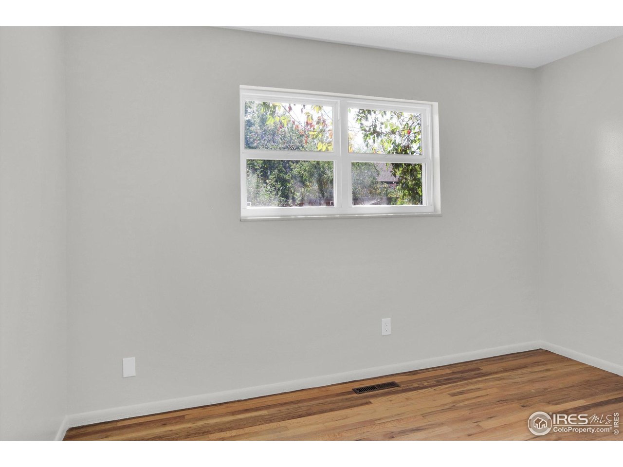 4630 Macky Way Boulder, CO 80305 - Photo 15 of 40 an empty room with wooden floor and windows