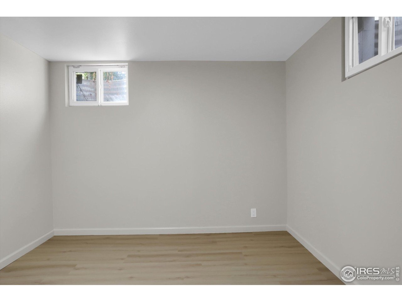 4630 Macky Way Boulder, CO 80305 - Photo 31 of 40 a view of an empty room with wooden floor and a window