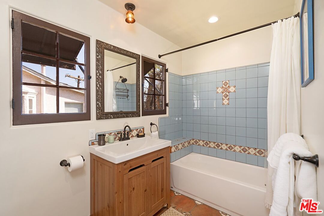 3932 Roderick Road Los Angeles, CA 90065 - Photo 21 of 43 a bathroom with a tub a sink and a mirror
