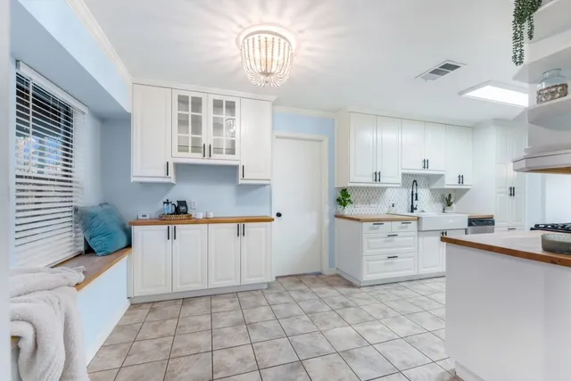 a view of empty room with wooden floor and ceiling fan