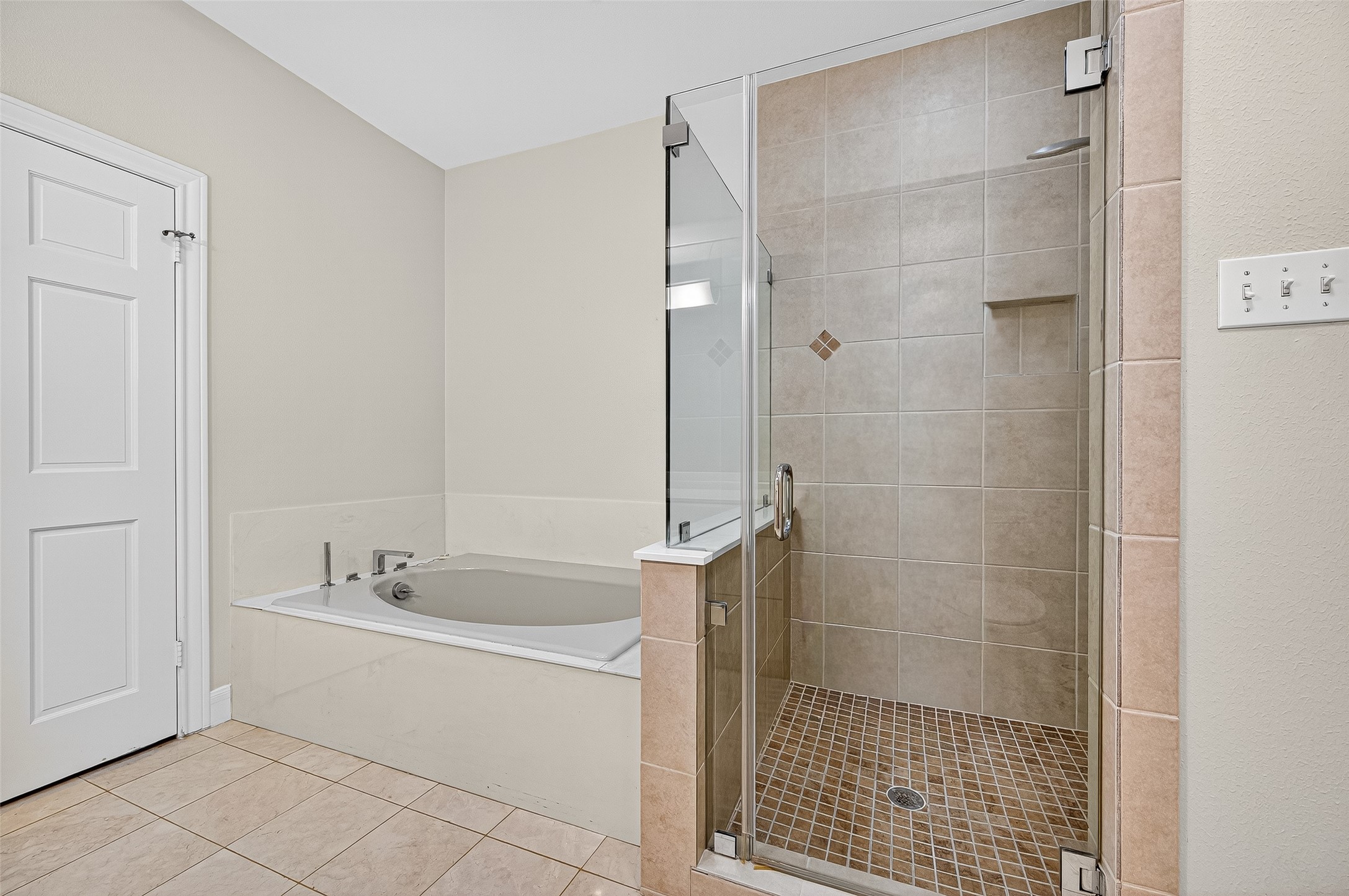 3027 Bissonnet Street Houston, TX 77005 - Photo 42 of 47 Primary bath soaking tub detail — clean, updated, and move-in ready