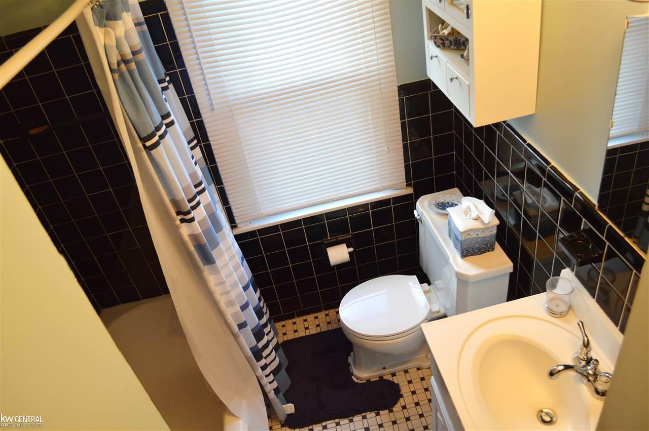 2310 Franklin Road Berkley, MI 48072 - Photo 5 of 27 Bathroom