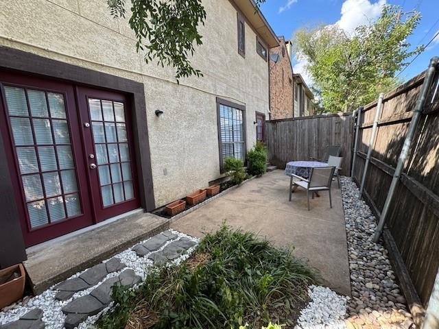 4000 Rawlins Street, Unit 101B Dallas, TX 75219 - Photo 21 of 27 a backyard of a house with outdoor seating