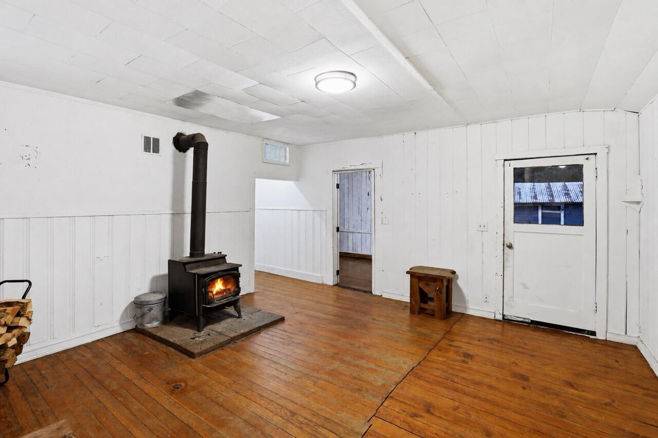 441 Tunnel Road Glendale, OR 97442 - Photo 3 of 29 415347BA-E561-4EAA-BA71-5CF5EBC5D5F7 Lar