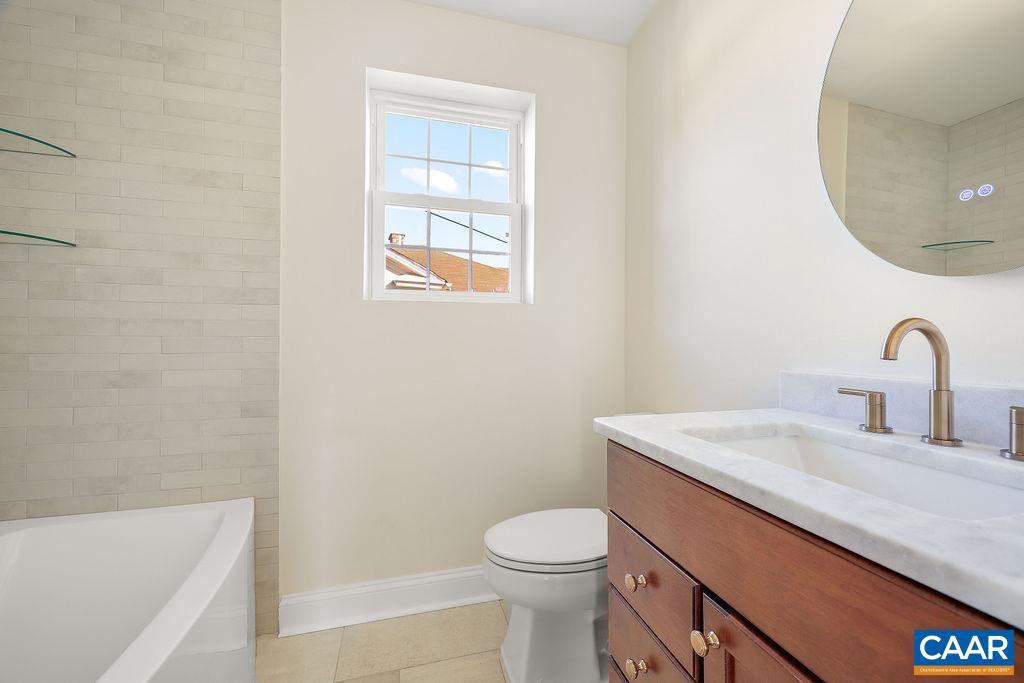 809 East Jefferson Street Charlottesville, VA 22902 - Photo 29 of 50 a bathroom with a sink a toilet and a bathtub