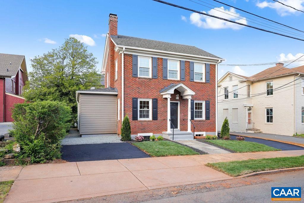 809 East Jefferson Street Charlottesville, VA 22902 - Photo 4 of 50 a front view of a house with a yard