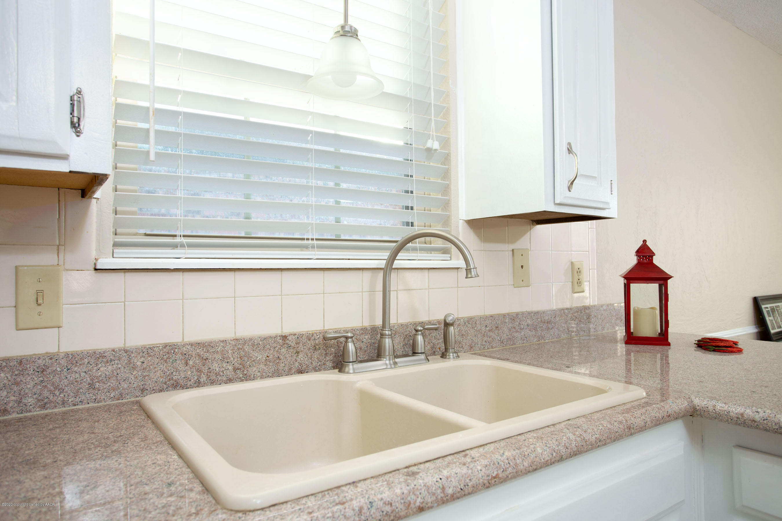 5104 Pin Oak Drive Amarillo, TX 79110 - Photo 9 of 20 a bathroom with washing tub and sink