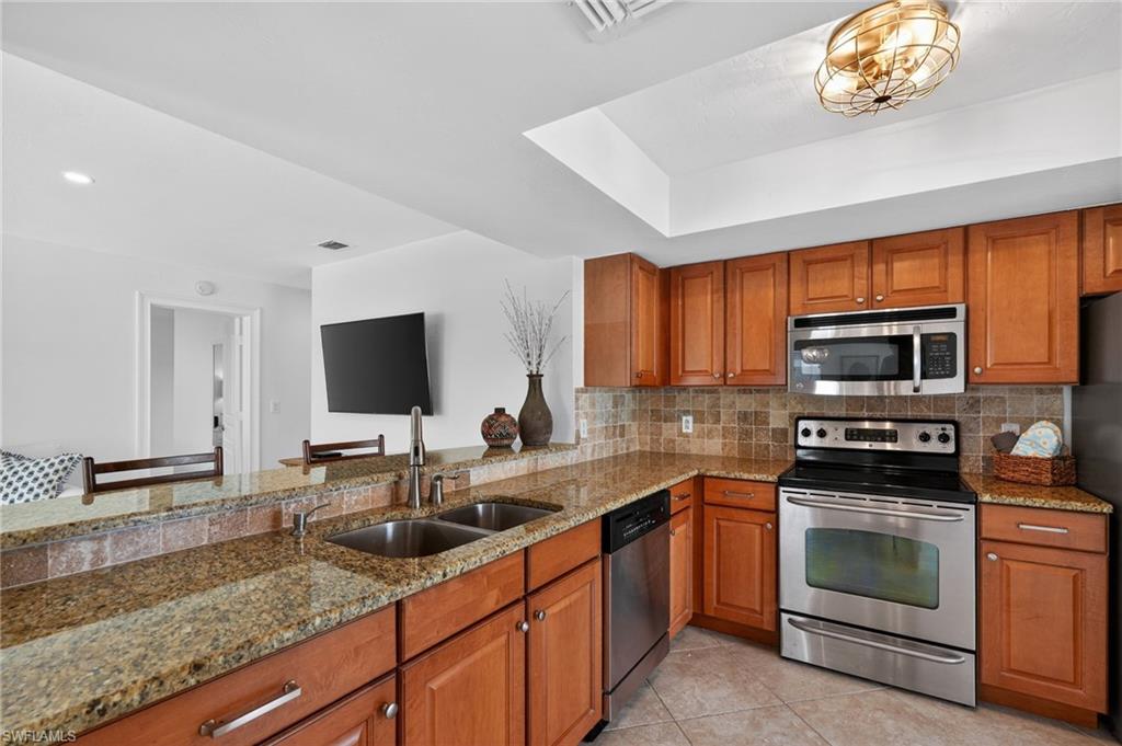 523 Club Side Drive, Unit 2523 Naples, FL 34110 - Photo 9 of 33