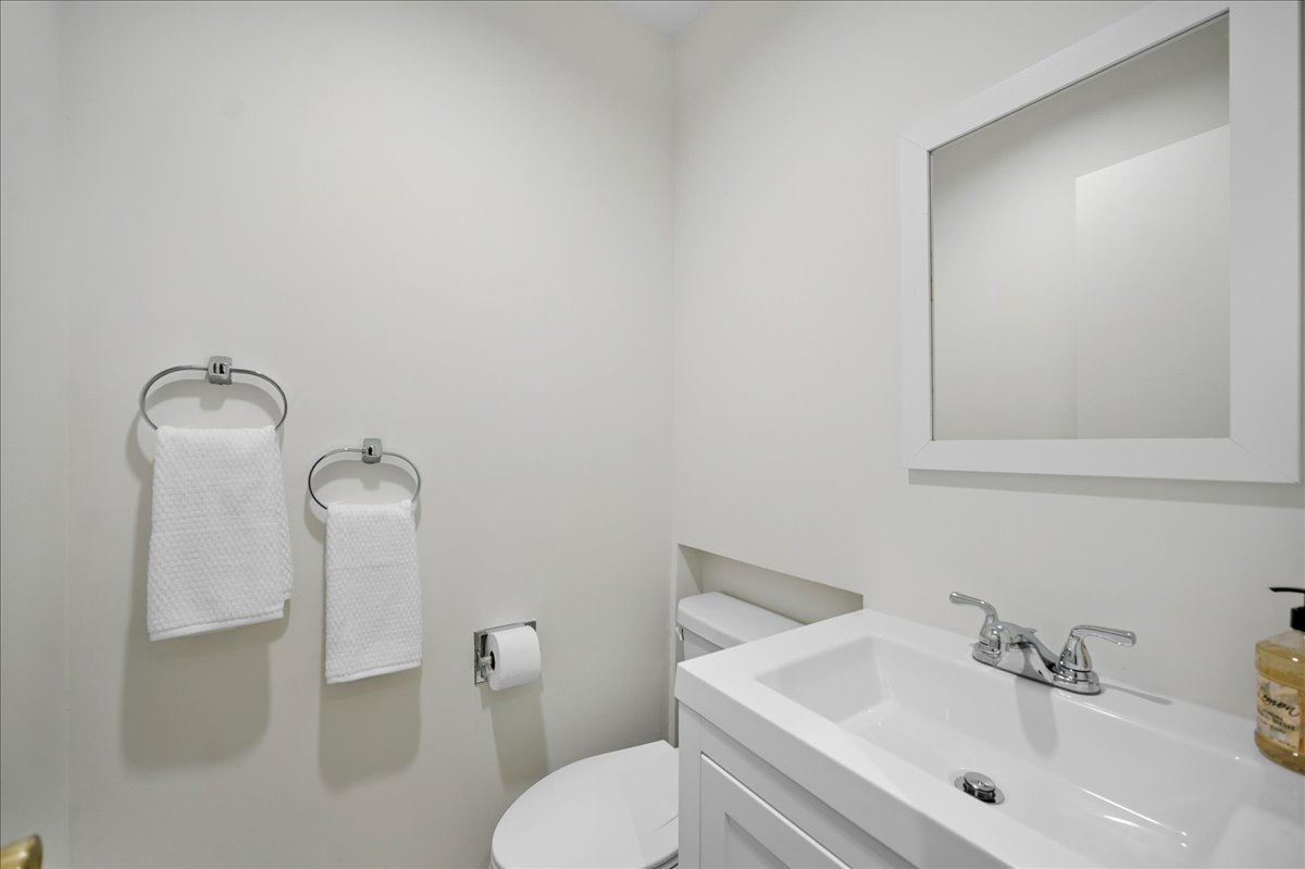 1701 Colonial Lane Northfield, IL 60093 - Photo 11 of 20 a bathroom with a sink mirror and toilet
