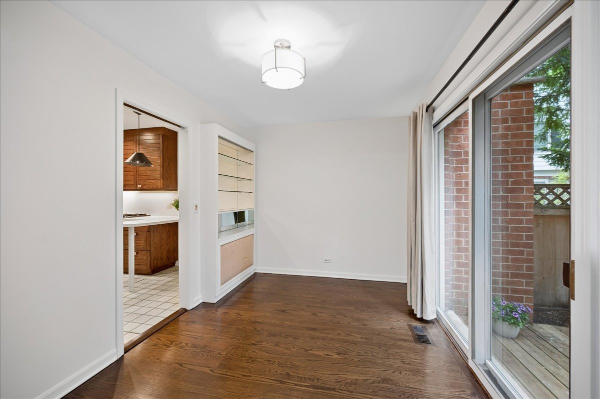 1701 Colonial Lane Northfield, IL 60093 - Photo 7 of 20 a view of a hallway with a bedroom