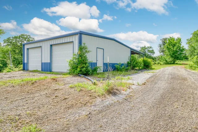 a view of a house with backyard and garden