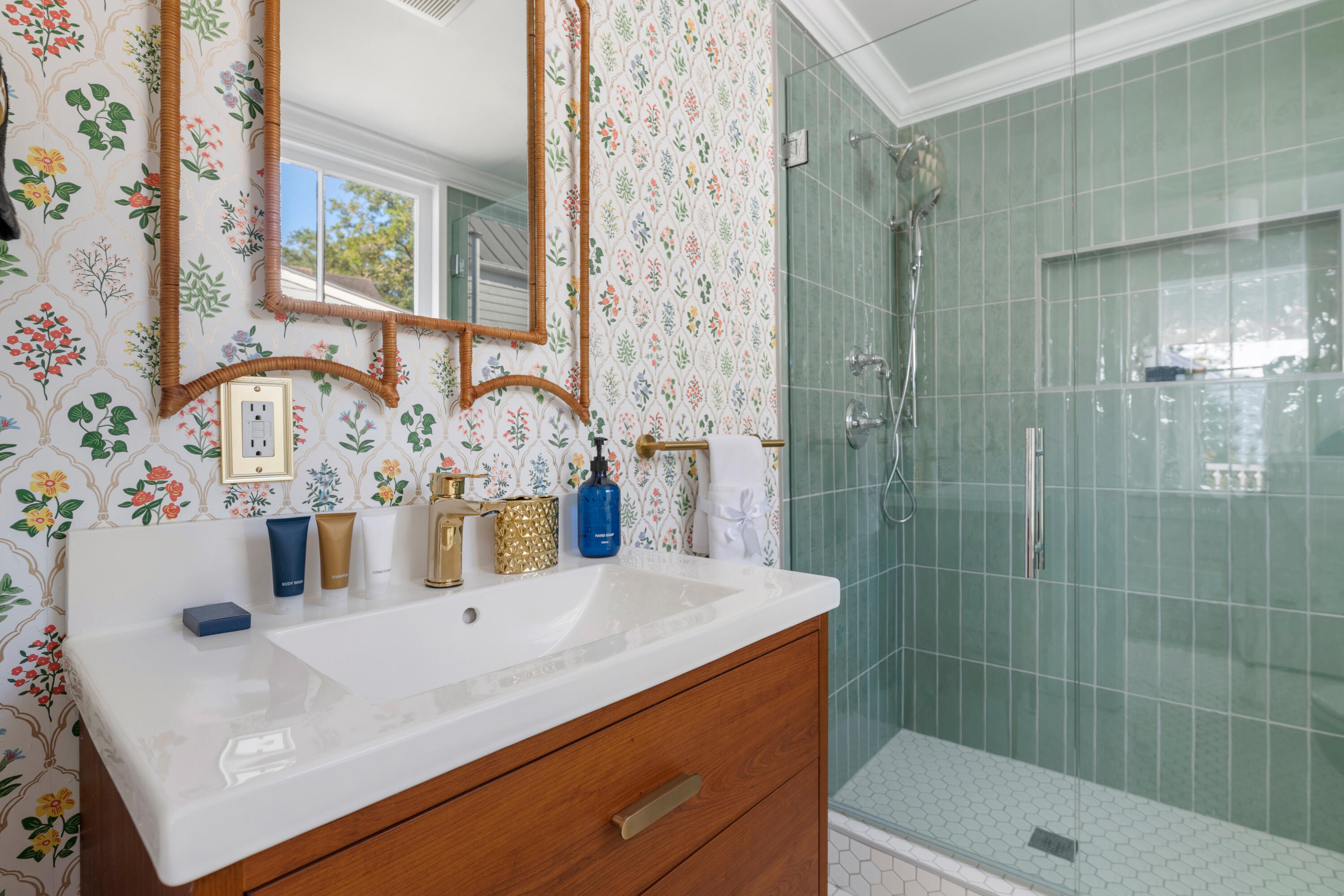 12 Percy Street Charleston, SC 29403 - Photo 25 of 42 Upstairs hallway full bath