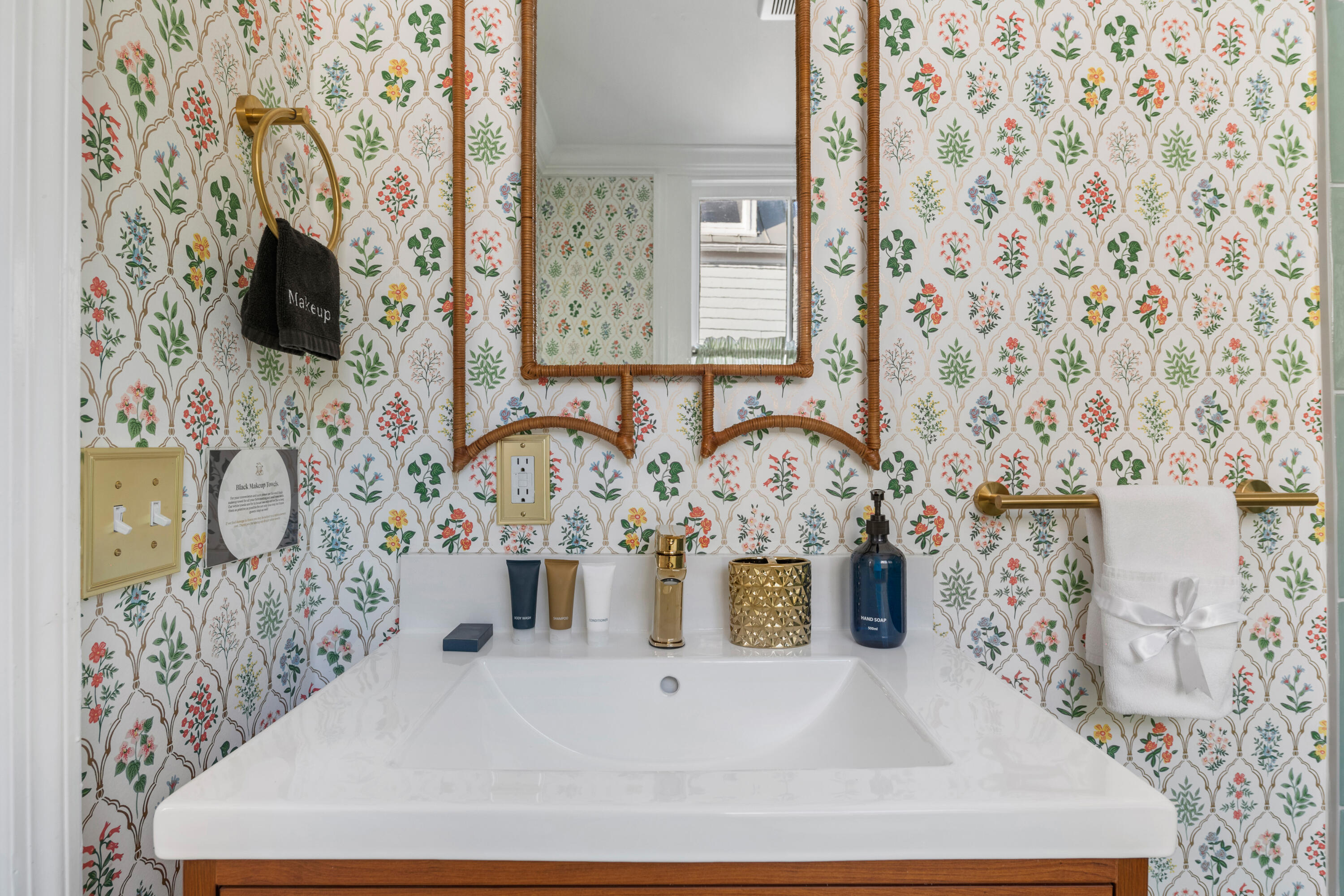 12 Percy Street Charleston, SC 29403 - Photo 26 of 42 Upstairs hallway bath van