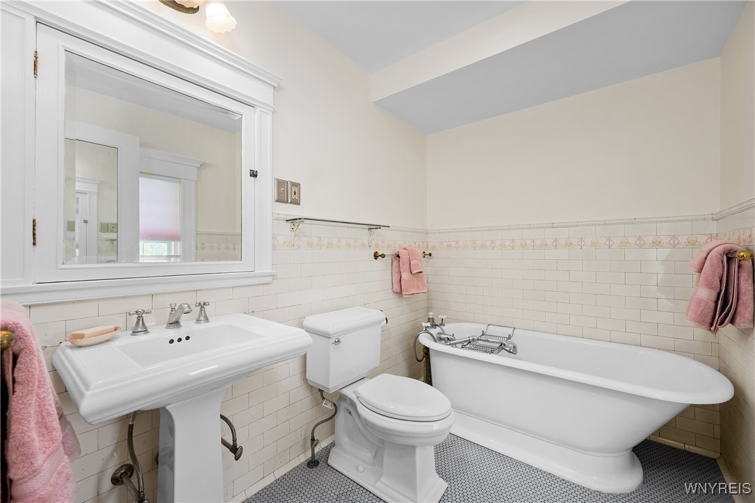 33 Colonial Circle Buffalo, NY 14222 - Photo 27 of 47