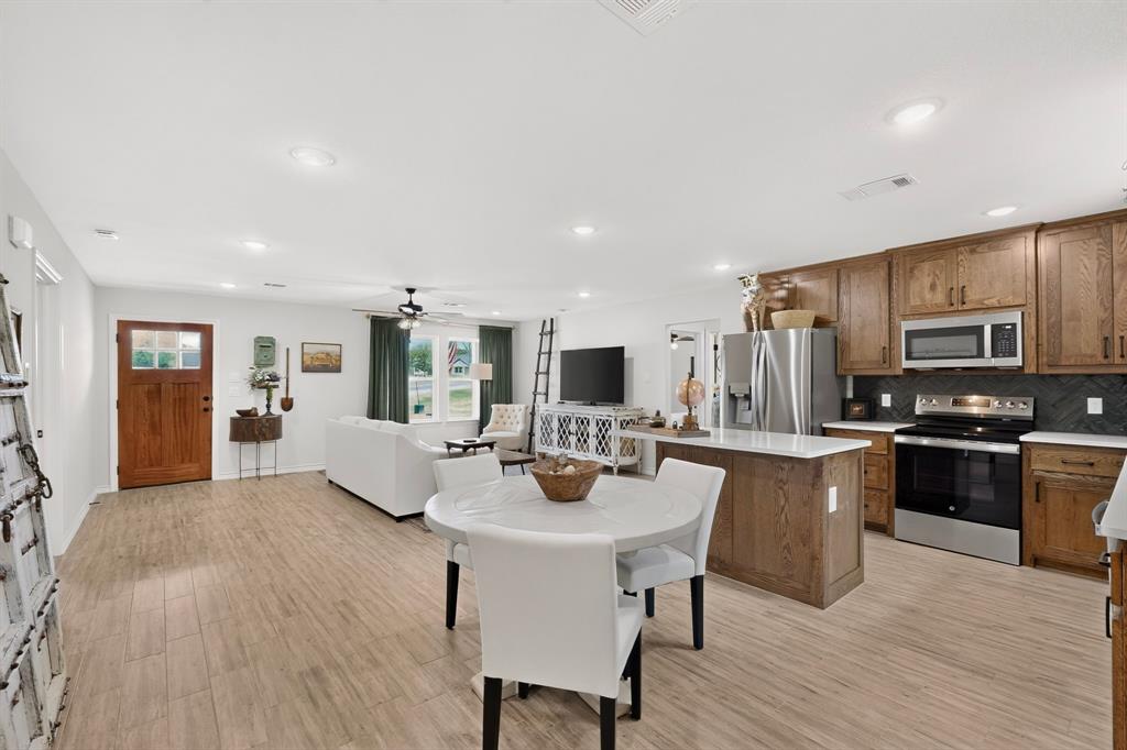 1069 Hereford Drive Springtown, TX 76082 - Photo 9 of 37 Gallery Image 9