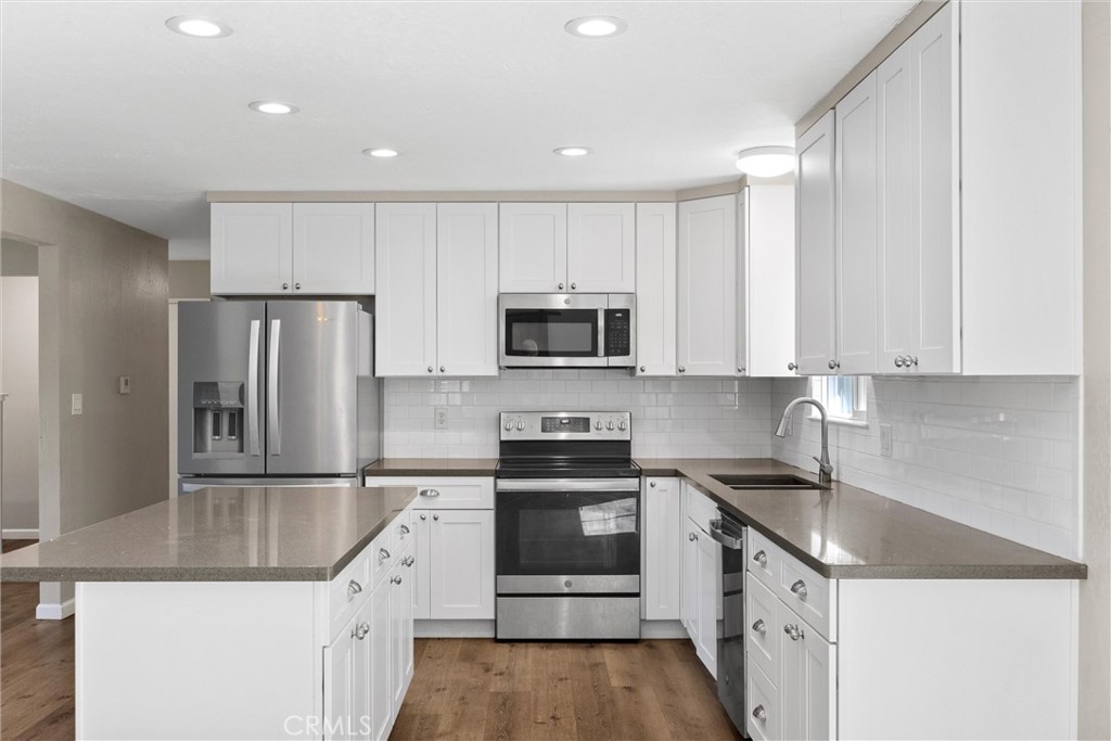 904 Long Bar Road Oroville, CA 95966 - Photo 17 of 50 a kitchen with granite countertop a sink stove and refrigerator