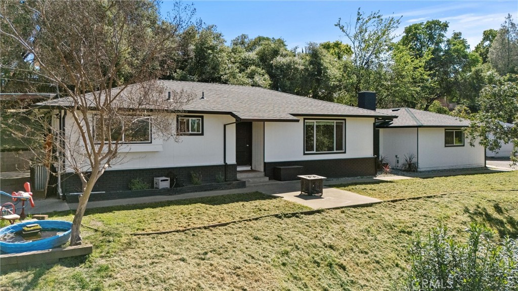 904 Long Bar Road Oroville, CA 95966 - Photo 2 of 50 a front view of a house with a yard