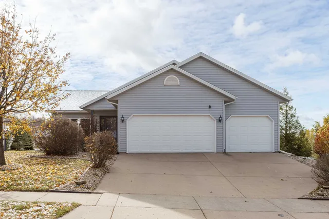 $374,900 | 1261 Peninsula Lane, Whitewater, WI 53190