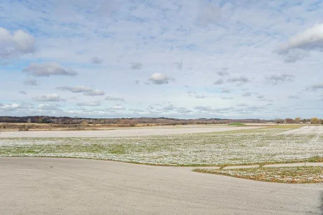 $374,900 | 1261 Peninsula Lane, Whitewater, WI 53190