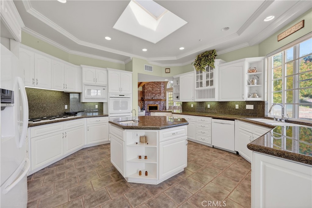 2292 Dos Lomas Fallbrook, CA 92028 - Photo 17 of 53 Kitchen