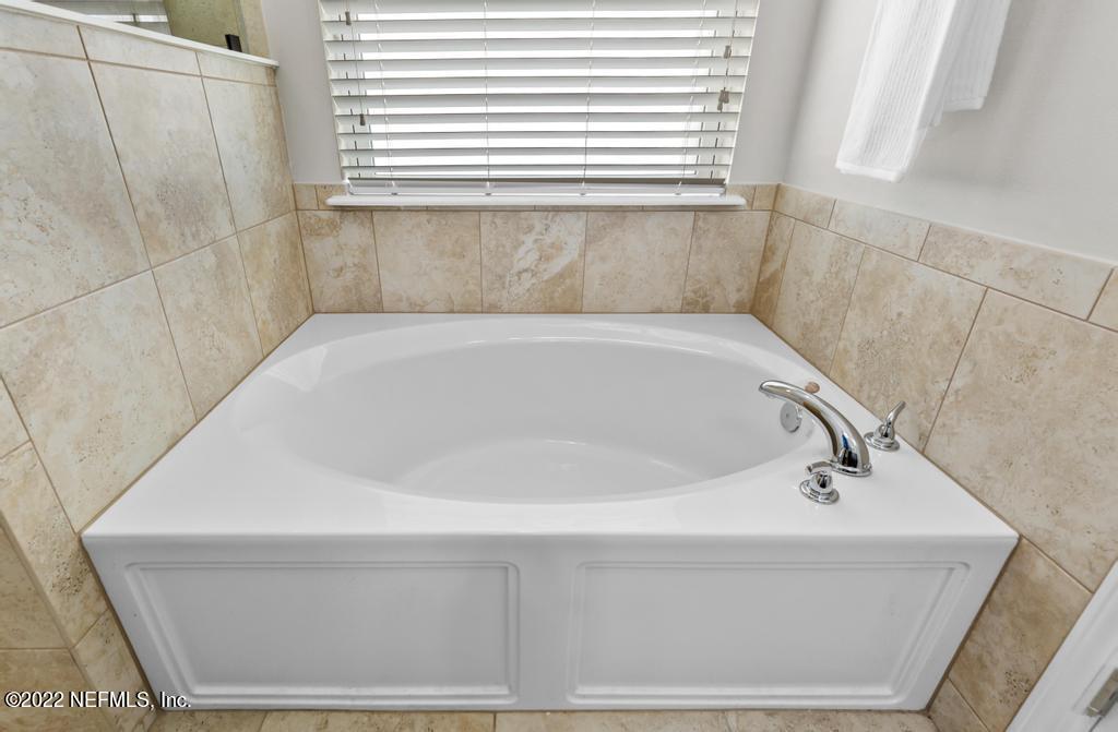 9802 Kevin Road Jacksonville, FL 32257 - Photo 12 of 22 a bathroom with a bathtub