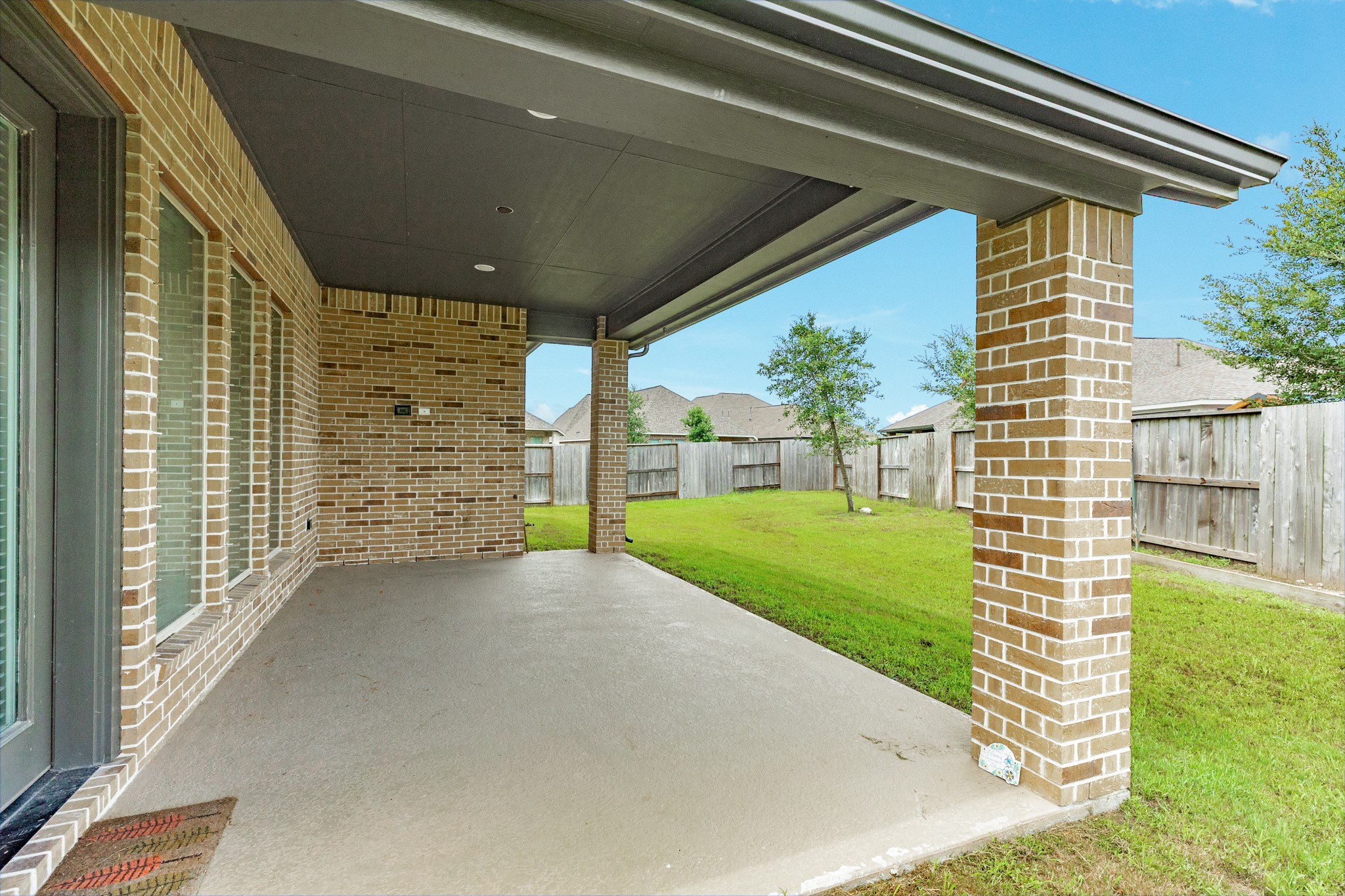 10115 Stride Court Rosharon, TX 77583 - Photo 30 of 40 Extended covered patio featuring custom recessed lighting and additional seating space.