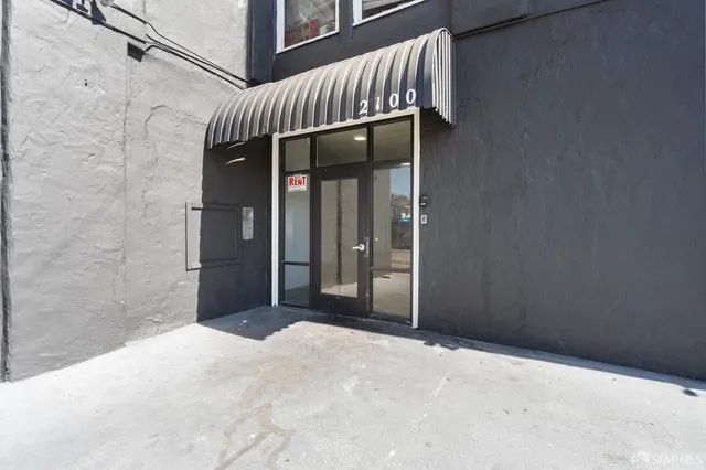 a view of entryway with outdoor seating
