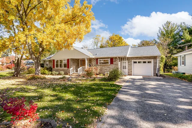 $750,000 | 4915 Pershing Avenue, Downers Grove, IL 60515