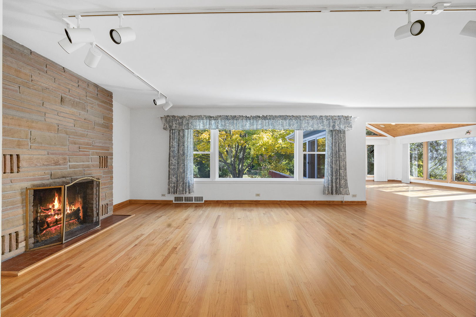 4915 Pershing Avenue Downers Grove, IL 60515 - Photo 4 of 21