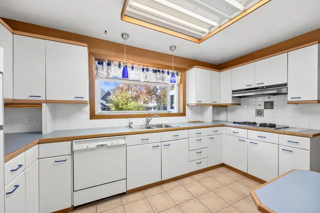 $750,000 | 4915 Pershing Avenue, Downers Grove, IL 60515