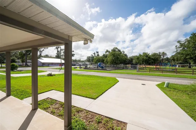 a view of a house with backyard
