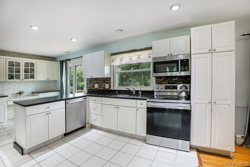 3931 Stonecrest Road West Bloomfield, MI 48322 - Photo 7 of 42 Gallery Image 7
