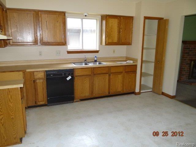 11394 Levan Road Livonia, MI 48150 - Photo 3 of 12 013.JPG