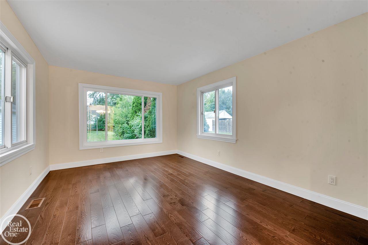 1316 Roslyn Road Grosse Pointe, MI 48236 - Photo 11 of 33 50023835-10.JPG