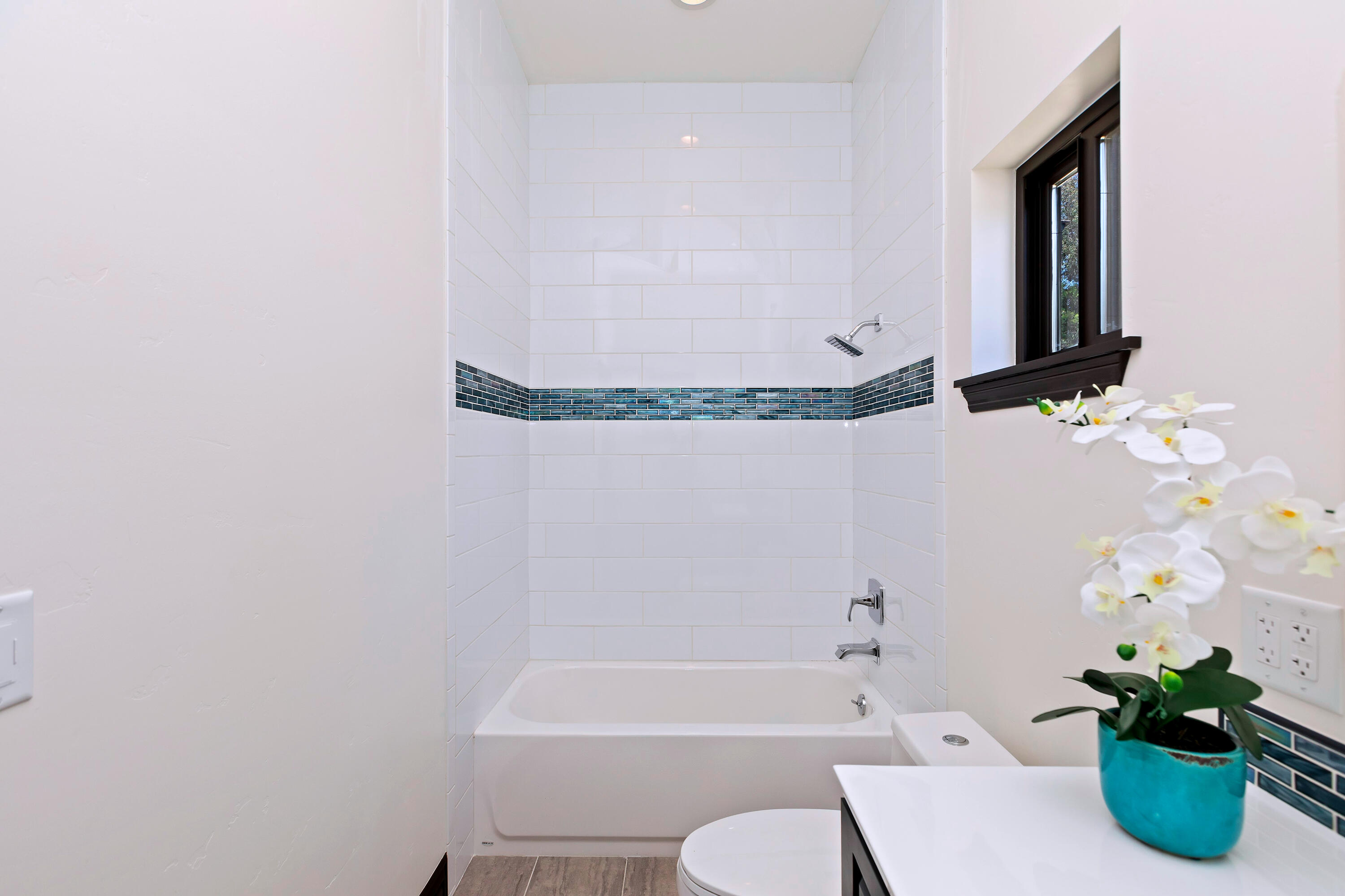 17370 Rodeo Road Lake Elsinore, CA 92530 - Photo 45 of 68 a bathroom with a bath tub