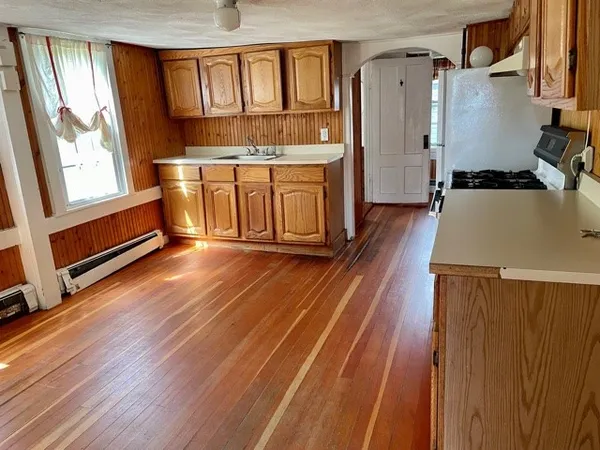 $2,000 | 37 Castle Street, East Greenwich, RI 02818