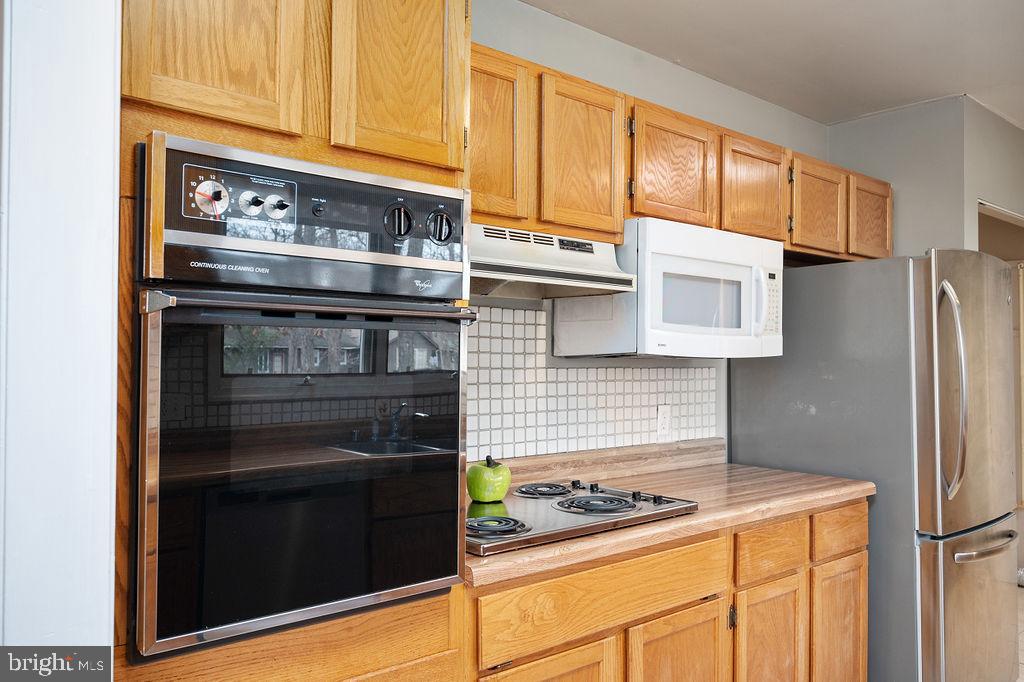 3915 Doran Road Fredericksburg, VA 22407 - Photo 45 of 57 a kitchen with stainless steel appliances granite countertop a stove and a refrigerator